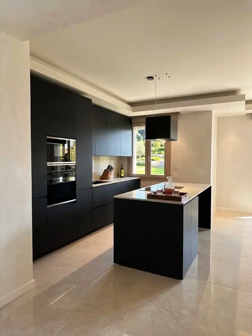 Cucina con isola e finiture scure