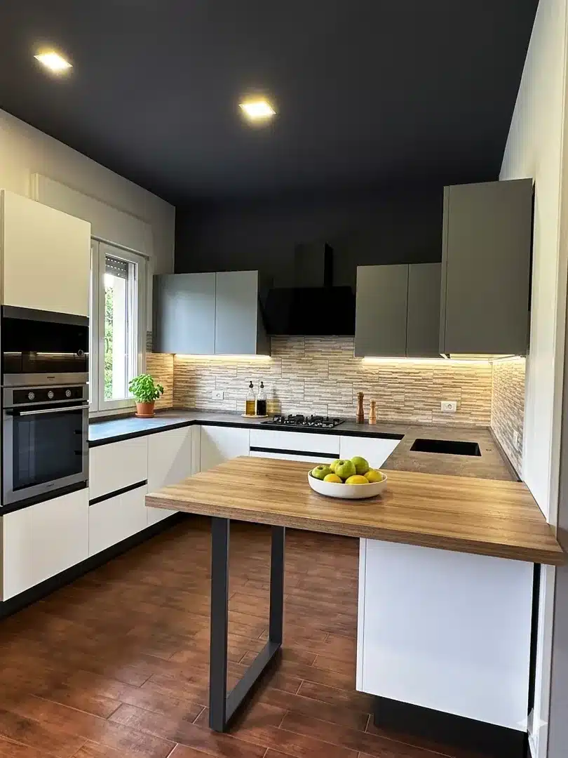 Cucina con penisola e piano snack in legno